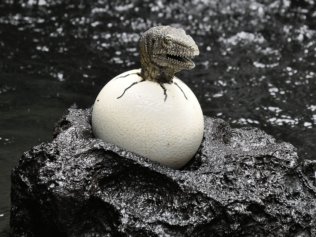 ティラノサウルスなどの恐竜は卵から生まれる？『すけすけ恐竜骨ぬりえずかん』