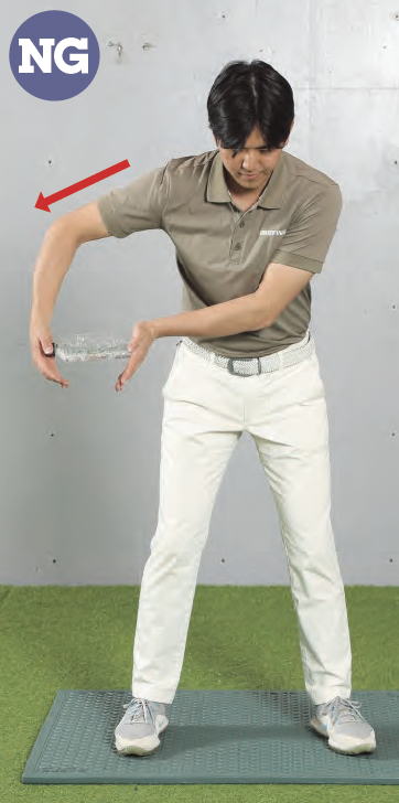【NG】ヒジが身体から大きく外れる『ゴルフは右手の使い方だけ覚えれば上手くなる』