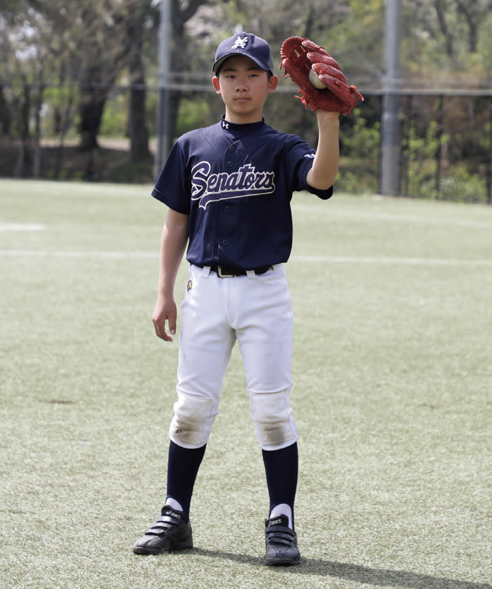 実際にボールを捕る『少年野球　デキる選手はやっている「打つ・走る・投げる・守る」』