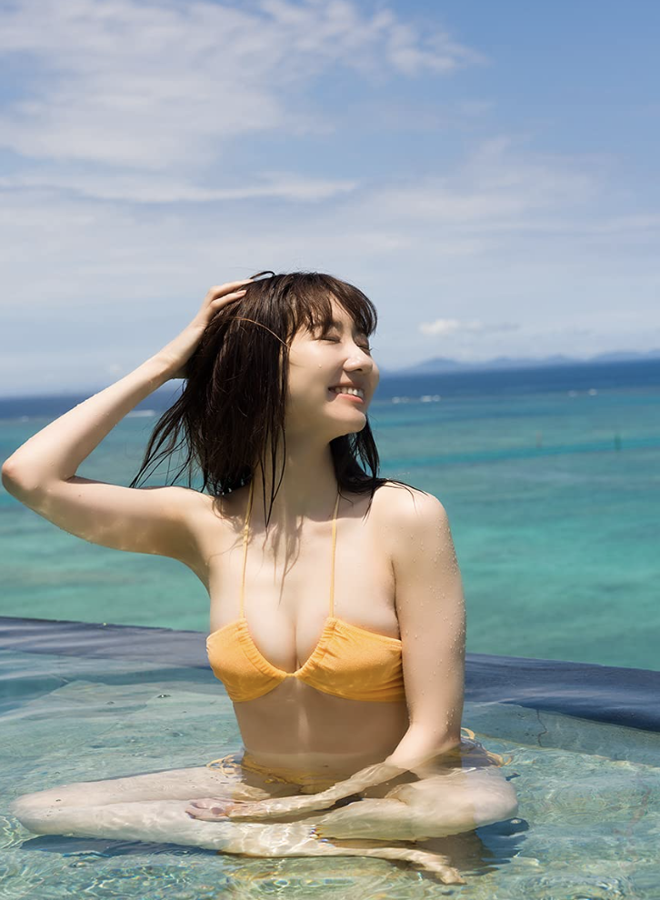 AKB48の柏木由紀がビーチでうっとり！柏木由紀写真集 『Experience』