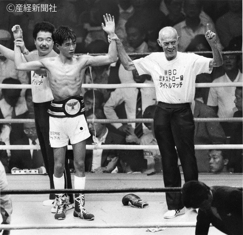 プロボクシング　初代王者を育てあげたタウンゼント・トレーナー（右）は、井岡弘樹の手をあげていかにもうれしそうだった