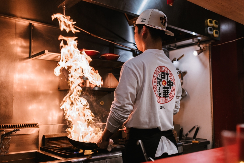 町中華で飲ろうぜ】玉袋筋太郎のあの名言がキャップに！ニューエラとの