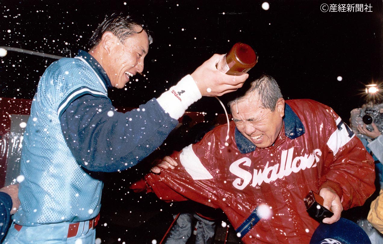 プロ野球 日本シリーズ 第7戦 西武対ヤクルト 無礼講の祝勝会 監督として初の日本一になったヤクルト・野村克也監督は池山隆寛からビールかけの洗礼を受けた。=ホテル・ニューオータニ