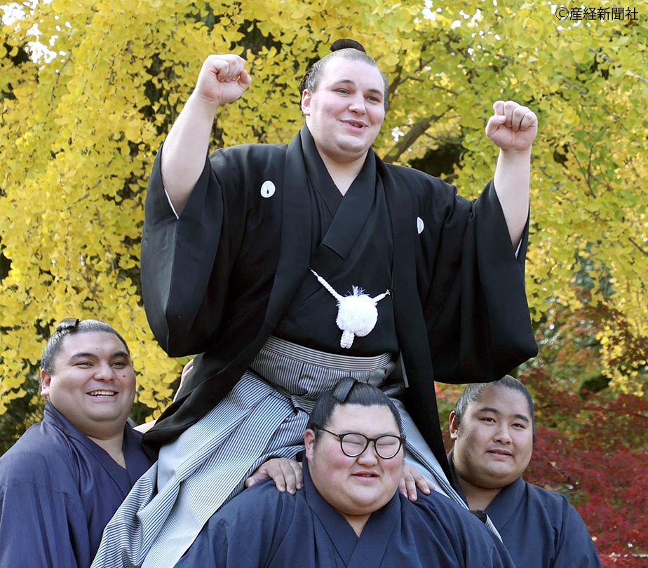 【相撲 安青錦大関昇進伝達式】伝達式を終え、騎馬に乗ってポーズをとる安青錦=久留米市の安治川部屋(撮影・渋井君夫)