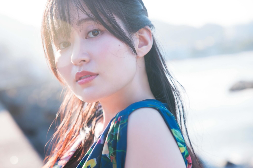 夏の終わりに行われた撮影では、ふとした瞬間の表情も活写。（撮影：桑島智輝）