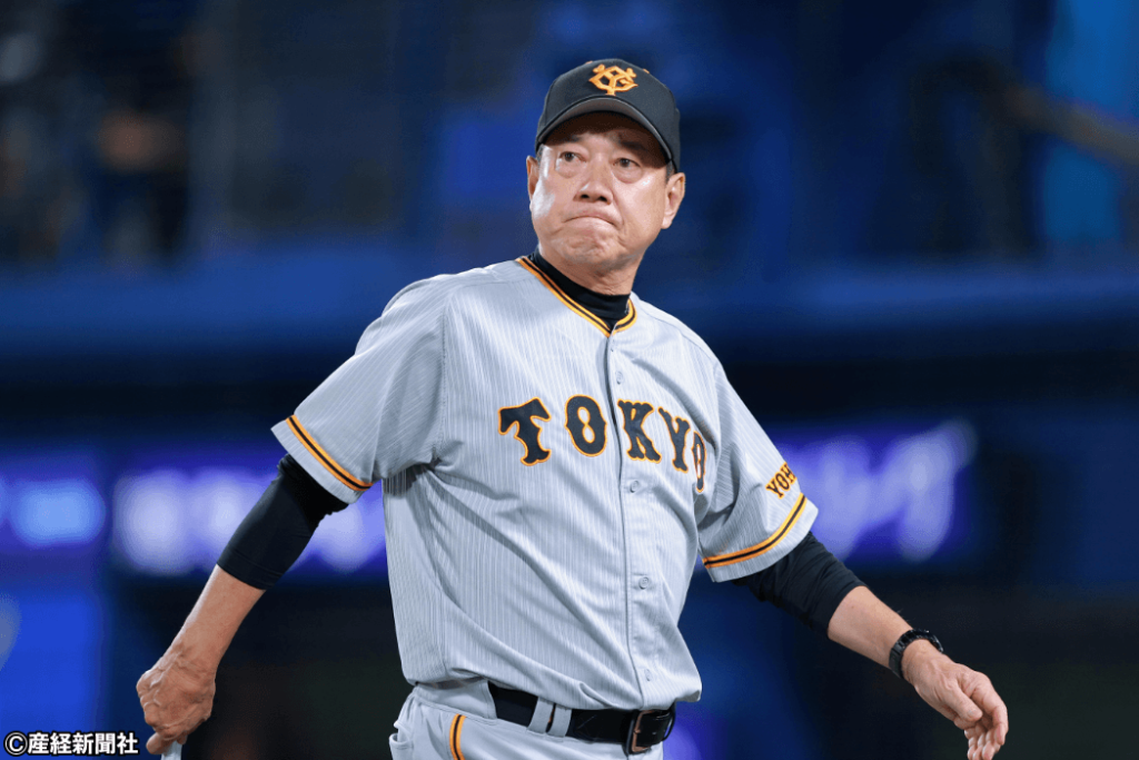 【プロ野球 DeNA対巨人】　選手交代を告げベンチに引き揚げる巨人・原辰徳監督　＝横浜スタジアム／撮影日：2023年07月23日