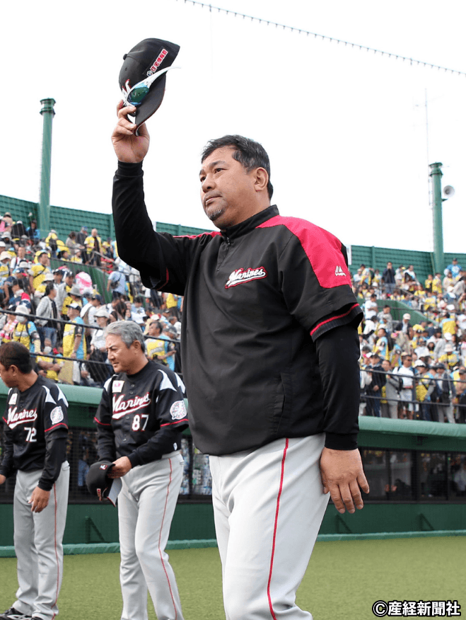 【プロ野球 日本ハム対ロッテ】 スタンドの声援に応えるロッテ・伊東勤監督 =釧路市民球場 撮影日:2017年07月25日