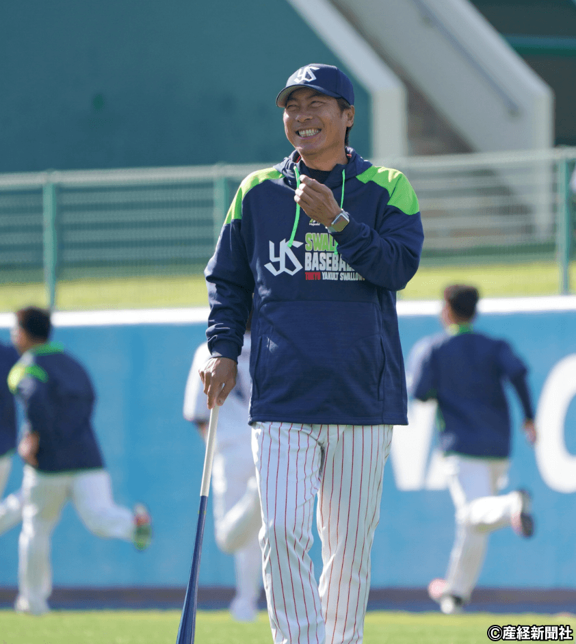 【プロ野球 ヤクルト 浦添キャンプ】練習を見守る高津臣吾監督　　＝ANA SPORTS PARK 浦添／撮影日：2020年02月01日