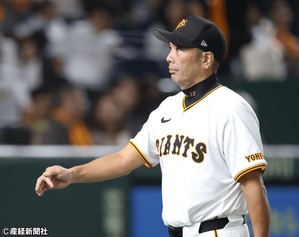 【プロ野球 巨人対中日】　５回を前に選手の交代を告げる巨人・阿部慎之助監督　＝東京ドーム（撮影・萩原悠久人）／撮影日：2025年10月01日