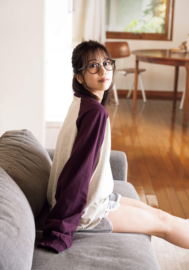 篠崎彩奈 ©影／武田敏将　ヘアメイク／原島未唯　スタイリング／樫田径奈　衣装協力／PUBLIC TOKYO / Wild Lily PEAK&PINE