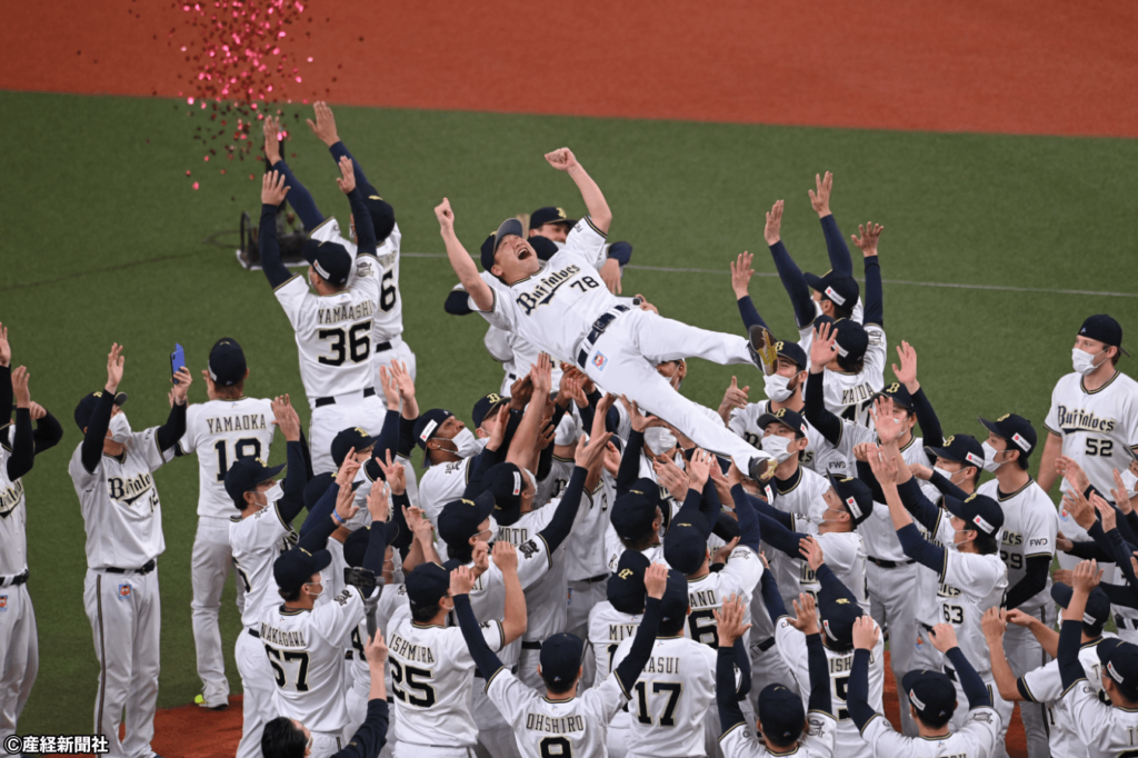 【プロ野球 オリックス】優勝が決まり胴上げされるオリックス・中嶋聡監督＝京セラドーム／撮影日：2021年10月27日