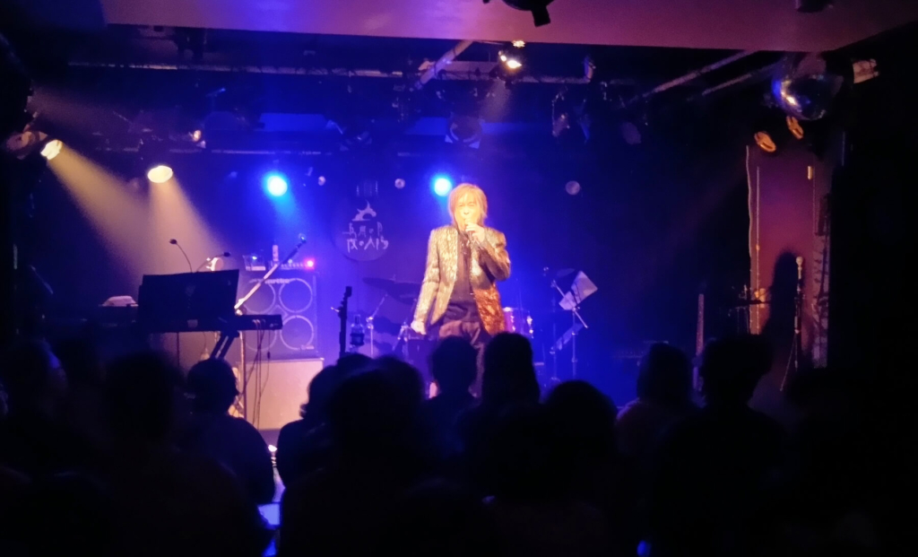 『流れ星 銀』を熱唱する宮内タカユキ氏