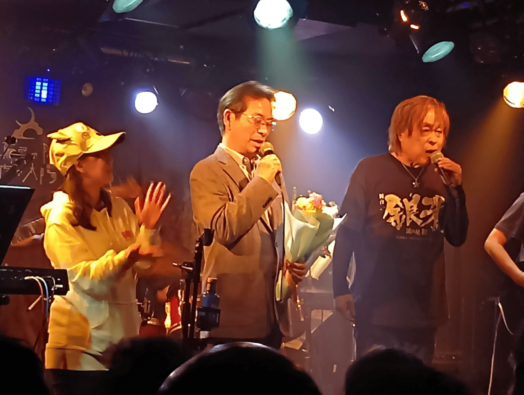 デュエットで『流れ星 銀』を熱唱する高橋よしひろ、宮内タカユキ両氏