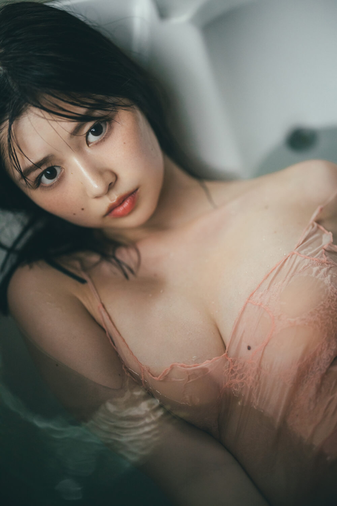 ホアヒンからほど近い大自然に囲まれたナチュラルリゾート。キャミソールのままバスタブにたゆたう。 撮影/東 京祐 ©光文社