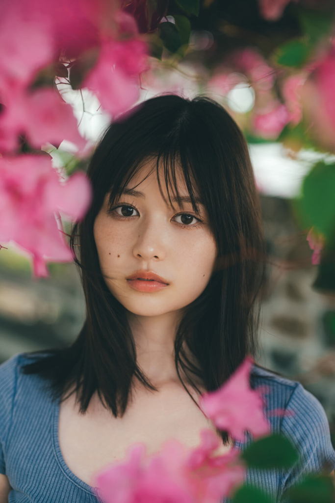 ホアヒンの旧駅舎の一角。咲き乱れる南国の花に包まれて。 撮影/東 京祐 ©光文社