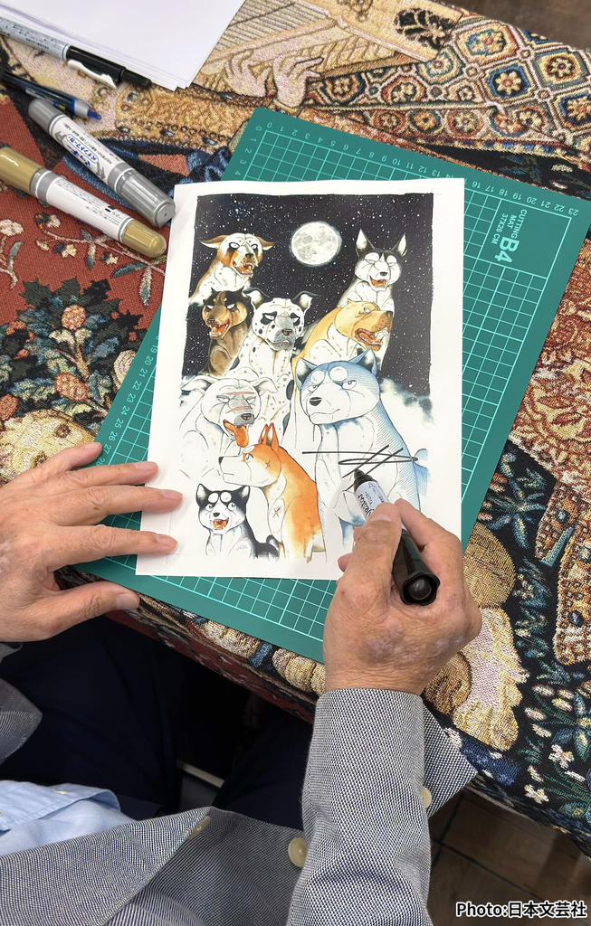 特別に描き下ろされたイラストにサインを入れる高橋よしひろ先生